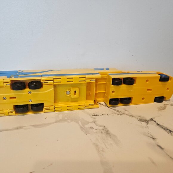 Disney Pixar Cars Hauler Collection Cruz Ramirez's Hauler Truck - Picture 7 of 15